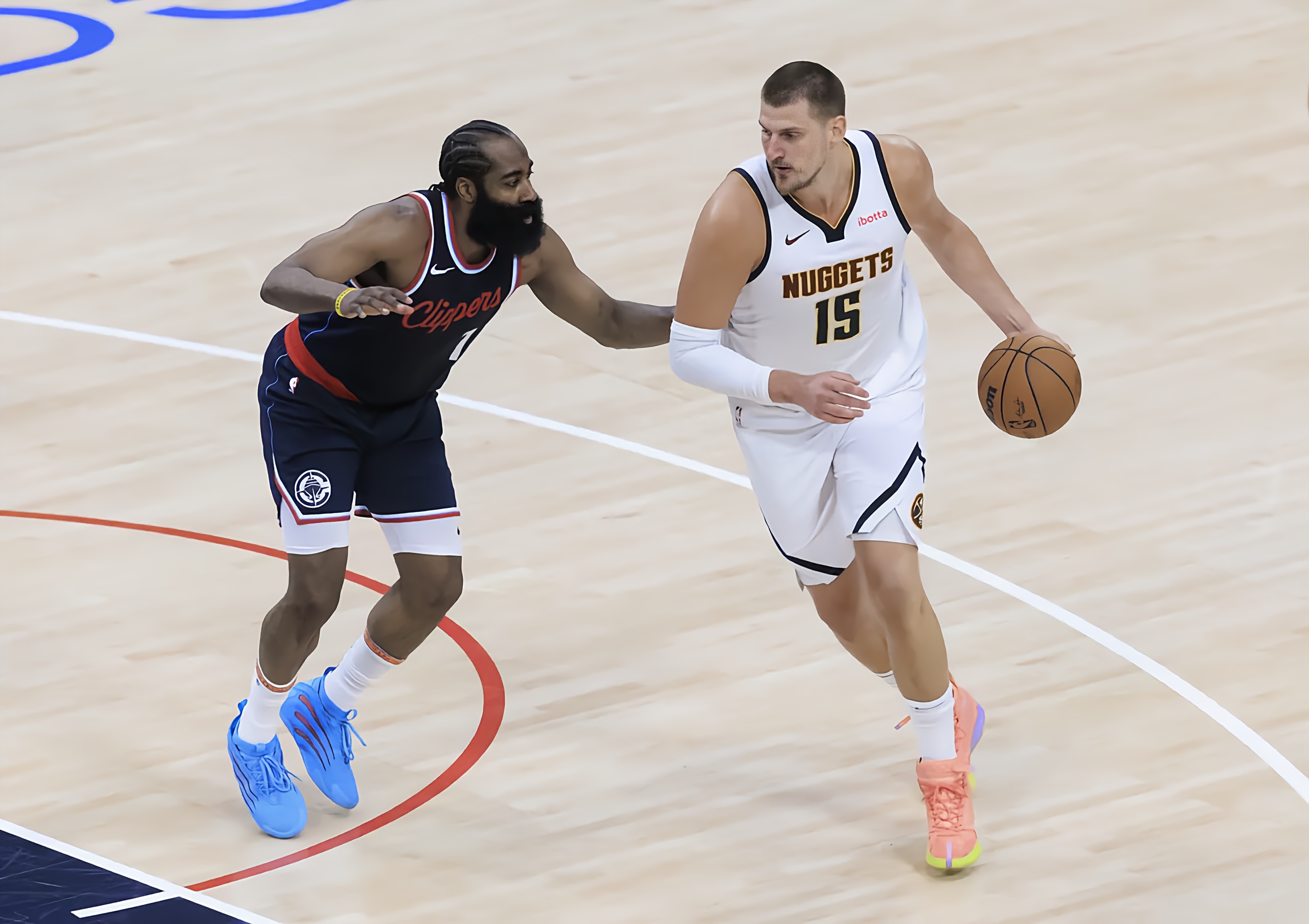 米乐官方在线入口关于洛杉矶快船训练开放日，今夜官宣签约引欢呼，NBA季后赛在即，心理建设被强调的信息